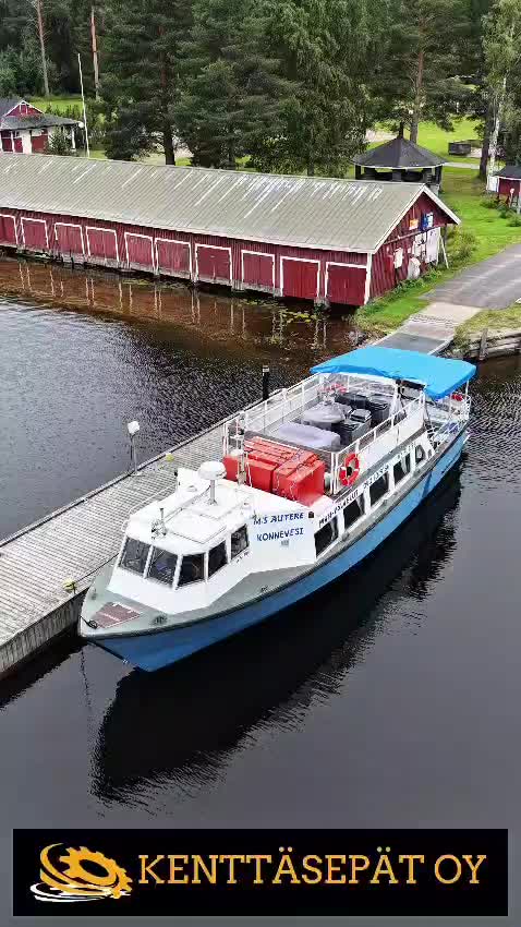 Kenttäsepät Oy markkinoi ja myy:
M/S Autere – 50-paikkainen matkustaja-alus
M/S Autere on vuonna 1984 Uudenkaupungin työvenetehtaalla rakennettu matkustaja-alus. Aluksen rakennutti Tampereen kaupunki, ja sen alkuperäinen nimi oli Pyynikki 2.
Alus aloitti liikennöinnin Näsijärvellä, minkä jälkeen se siirtyi Paraisten ja Turun seudulle. Vuosina 2008–2015 alus liikennöi Aurajoella ja Turun saaristossa. Vuoden 2015 lopulla alus tuli myyntiin, ja keväällä 2016 se vaihtoi omistajaa ja siirtyi Etelä-Konnevedelle. Siitä lähtien M/S Autere on palvellut risteilyaluksena Etelä-Konneveden ja kansallispuiston vesistöissä.
Alus on katsastettu matkustaja-alukseksi, ja katsastus on voimassa. Seuraava runkokatsastus on vuonna 2027.
Rakenne: lasikuitu ja puu
Pituus: 14,5 m
Leveys: 4,5 m
Syväys: 1,2 m
Moottorit: 2 × Volvo Penta TAMD 40 -turbodiesel
Teho: noin 160 hv/moottori, yhteensä noin 320 hv
Miehistö: 3 henkilöä
Aluksessa on yhteensä 50 matkustajapaikkaa:
25 paikkaa sisätiloissa
10 paikkaa katetulla takakannella
15 paikkaa yläkannella
Takakannen suojakatos on rakennettu vuonna 2017.
Navigointi ja varusteet
Tutka, kaikuluotain ja karttaplotteri, vuosimalli 2024
Pieni keittiö
Myyntitiski
Jääkaappi
Televisio
Äänentoistolaitteet
WC ja septitankki